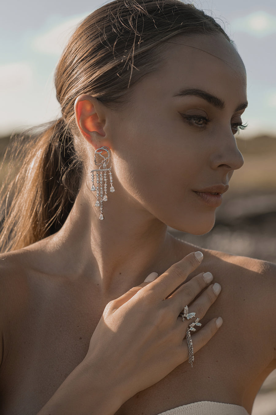 Girl with a diamond earring - White Gold