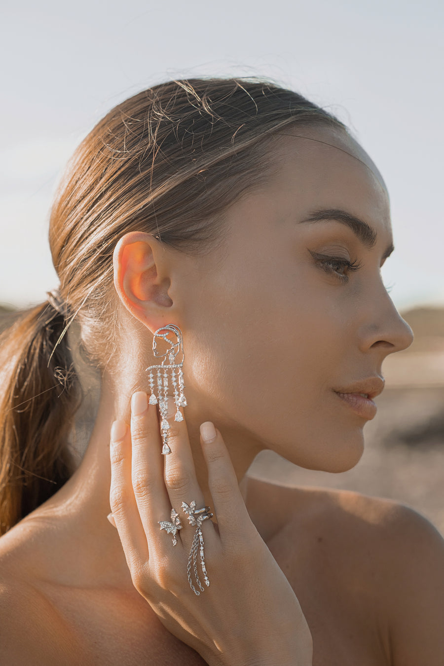 Girl with a diamond earring - White Gold